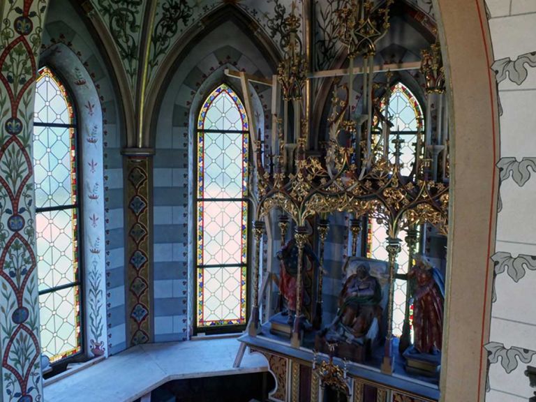 Saniertes Kirchenfenster mit Schutzverglasung Innenansicht