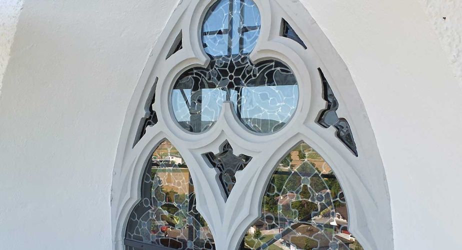 Sanierung Kirchenfenster Spitzbogen mit Schutzverglasung