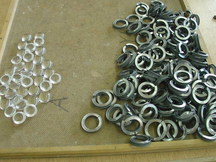 Bleisprossen werden vorbereitet für die Herstellung der Bleiverglasung