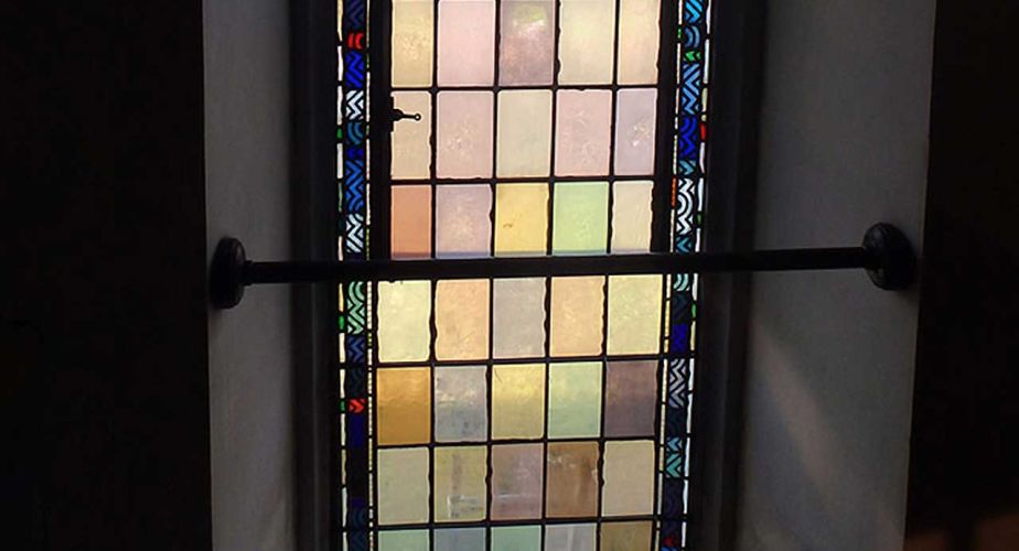 Rekonstruiertes Kirchenfenster fertig eingebaut