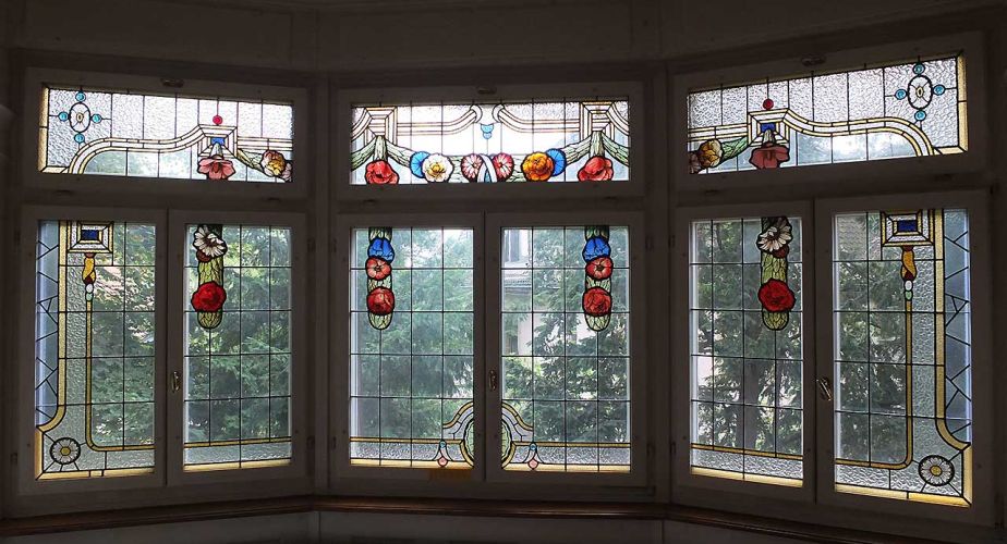 Jugendstil Bleiverglasungen mit Blumenmotiv in Erker eingebaut