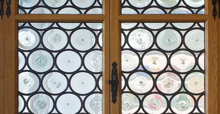 Butzenverglasung mit weissen Butzenscheiben