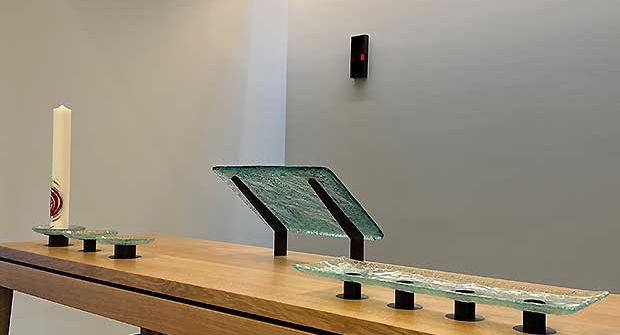 Predigttisch mit Arbeiten aus Schmelzglas