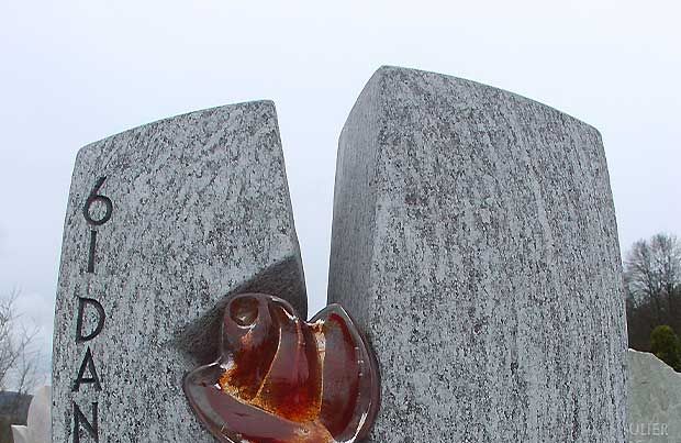 Grabmalkunst mit Schmelzglas, Rosen