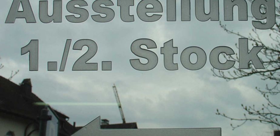 Sandstrahlbeschriftung auf Glas