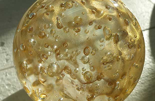 Glaskugel gold mit Luftblasen