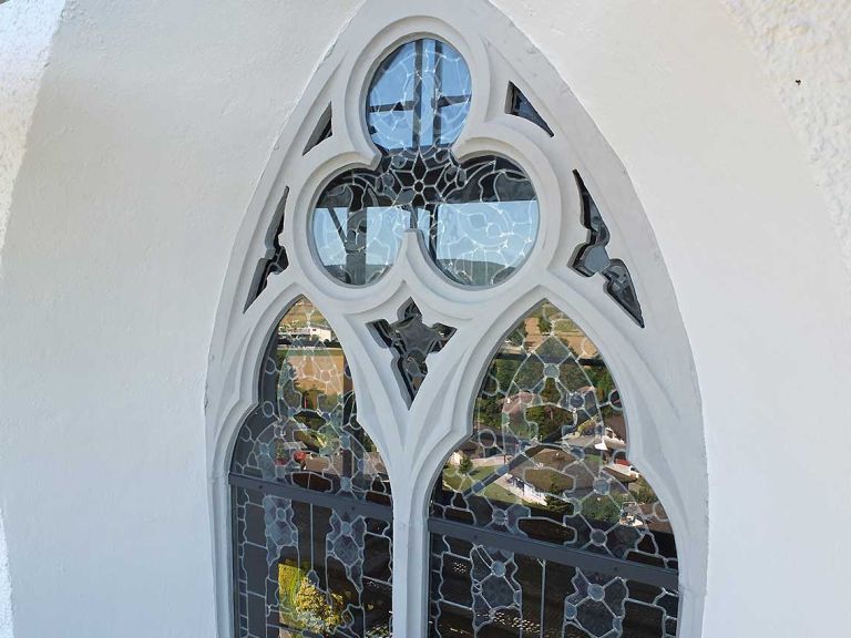 Sanierung Kirchenfenster mit Schutzverglasungen inklusive Spitzbogenverglasungen