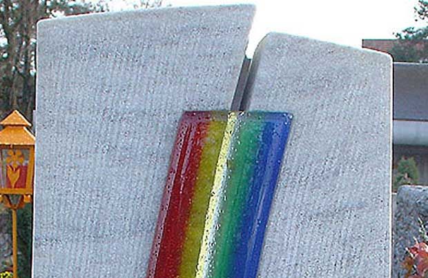 Grabmalkunst mit Schmelzglas, Regenbogen