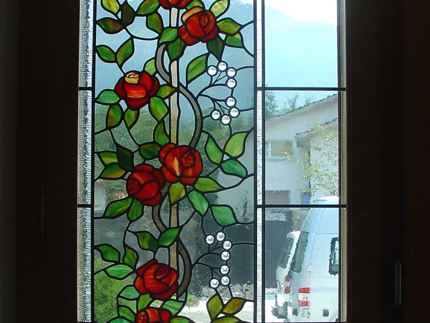 Fertig eingebaute Bleiverglasung Rosenmotiv
